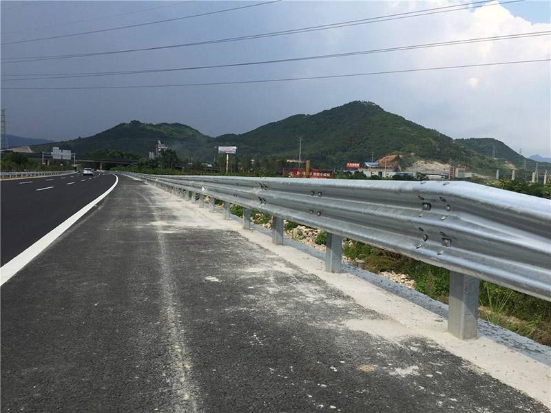 大興安嶺鍍鋅護(hù)欄板