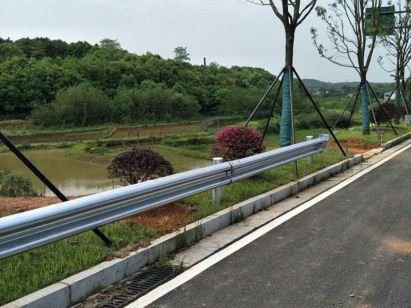 保定路側(cè)護(hù)欄板